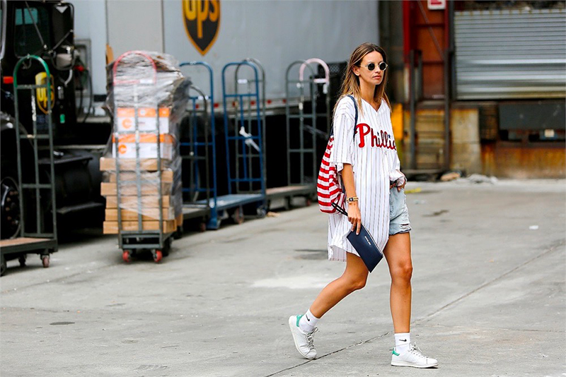 How To Wear A Baseball Jersey As A Girl And Look Stylish?