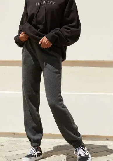 what to wear with dark gray sweatpants2