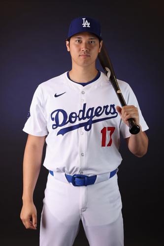 how to keep baseball jersey tucked in1