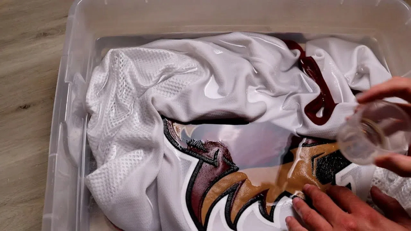 how to clean baseball jersey stains1