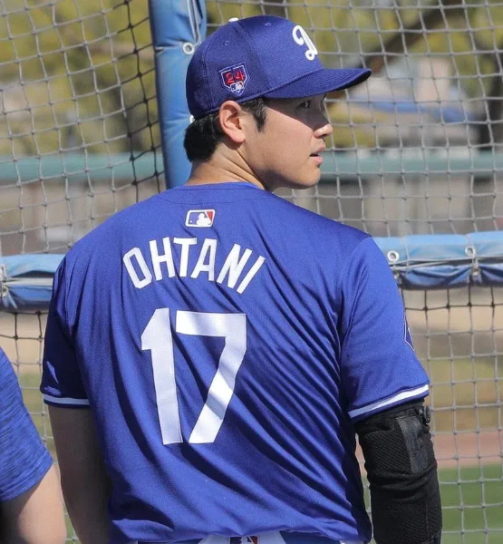 can you wear a baseball jersey to a club2