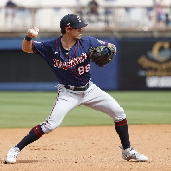 how is a baseball jersey supposed to fit1