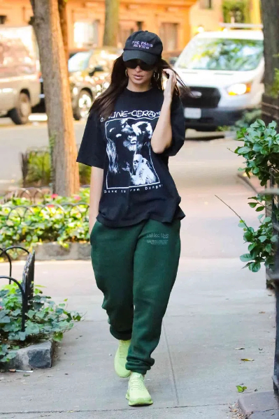 what to wear with green sweatpants