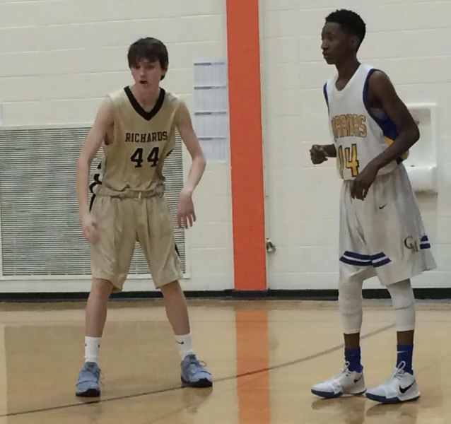 how to wear basketball shorts to school2
