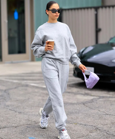 what color hoodie goes with grey sweatpants