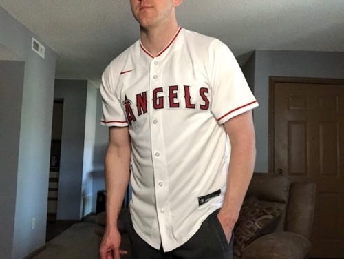 how does a medium baseball jersey fit1