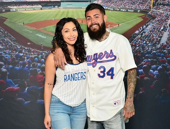 How To Wear A Baseball Jersey with Jeans?