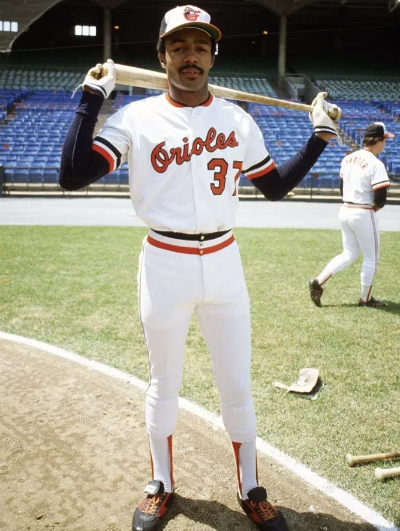 how is a baseball jersey supposed to fit