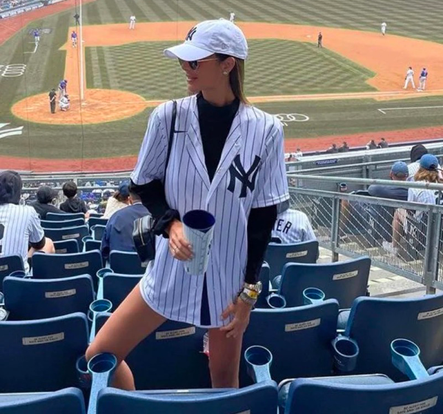 how to wear baseball jersey women1