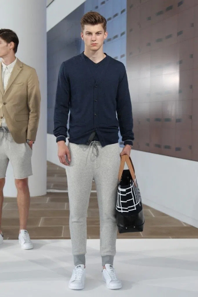 what color goes with grey sweatpants1