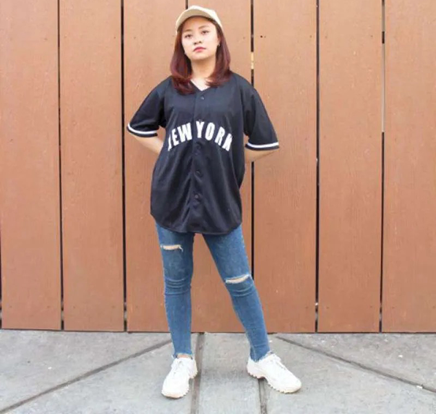 how to wear a baseball jersey with jeans1