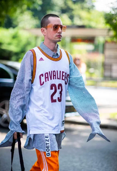 how to fashionably wear a basketball jersey