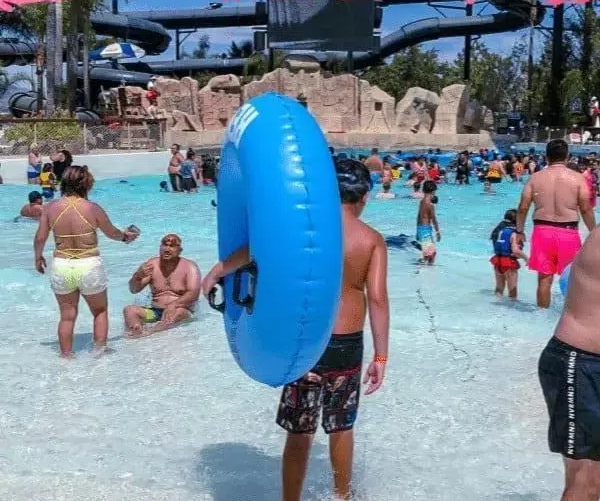 can you wear basketball shorts to hurricane harbor