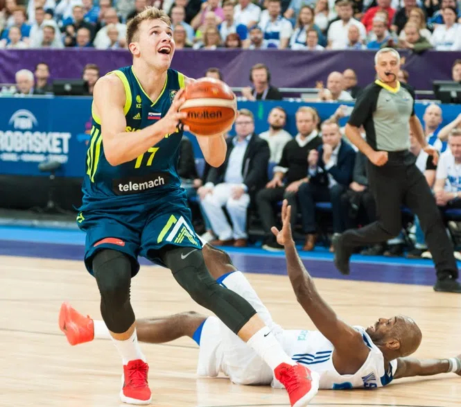 what do basketball players wear under shorts to keep warm