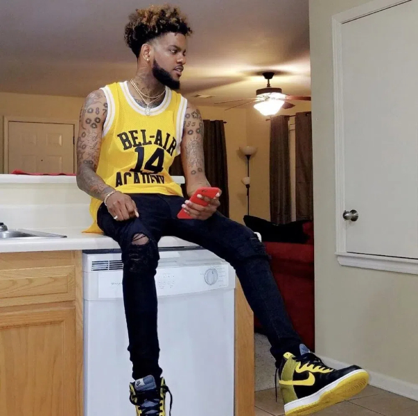 what to wear with basketball jersey men1