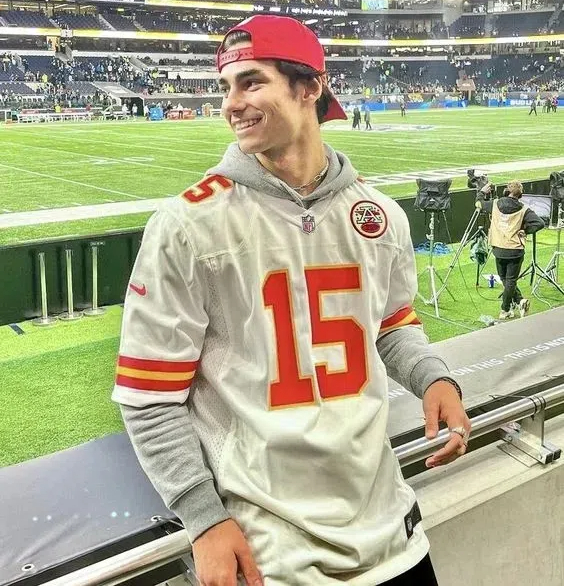 how to wear a baseball jersey fashionably men2