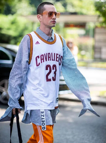 what to wear with basketball jersey men2