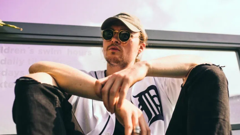 How To Wear A Baseball Jersey Fashionably Men?