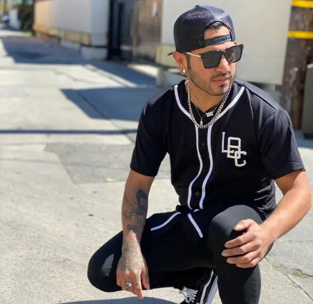 How To Wear Baseball Jersey in Summer?