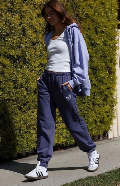 what to wear with blue sweatpants2