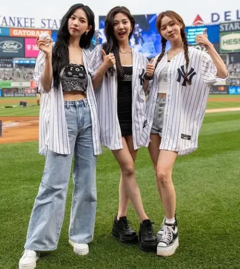 do you wear shirt under baseball jersey1