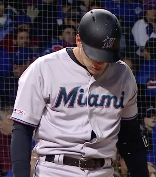 is it ok to tuck a baseball jersey