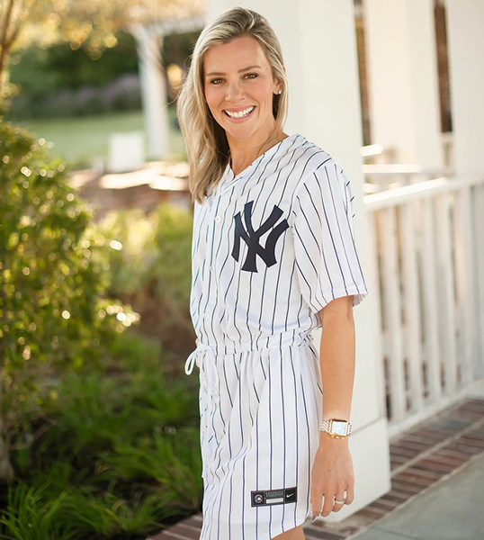 How To Wear An Oversized Baseball Jersey?