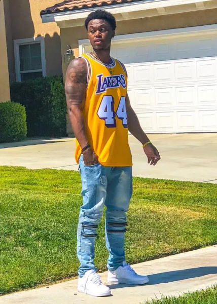 how to wear basketball jersey with jeans1