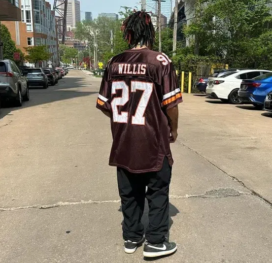 what shoes to wear with a basketball jersey